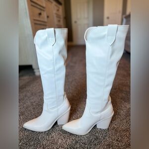 Steve Madden Bronco Boot in white, size 9